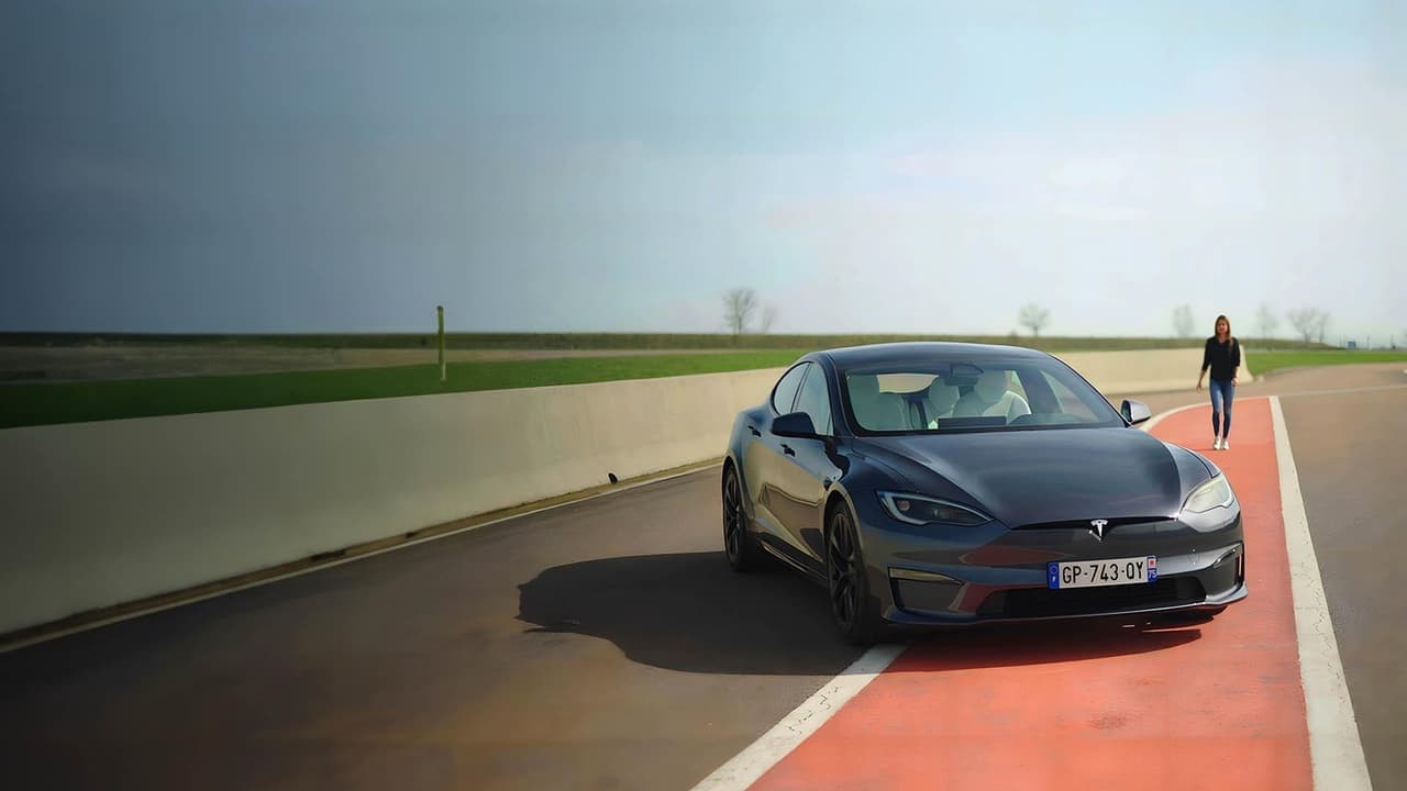 Tesla : Les Secrets de sa voiture électrique backdrop